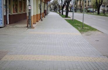 Kontynuacja remontów chodnika na ulicy Emilii Plater