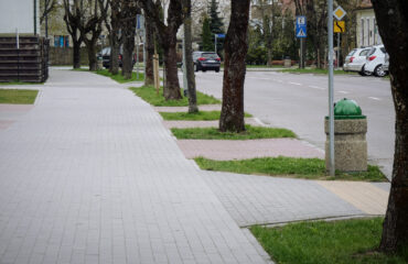 Kontynuacja remontów chodnika na ulicy Emilii Plater (10)