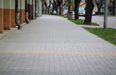 Kontynuacja remontów chodnika na ulicy Emilii Plater (2)
