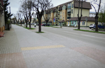 Kontynuacja remontów chodnika na ulicy Emilii Plater (8)