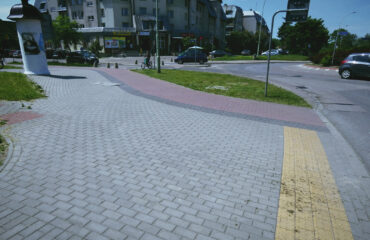 Kontynuacja remontu chodnika na ulicy Emilii Plater (3)